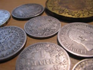 עיסוק אחר אספנות מטבעות דורש מאיתנו ארגז כלים עצום כדי לזהות אילו מטבעות שווי ערך וכמובן, לדעת איך להעריך את שווי המטבע המוצג.